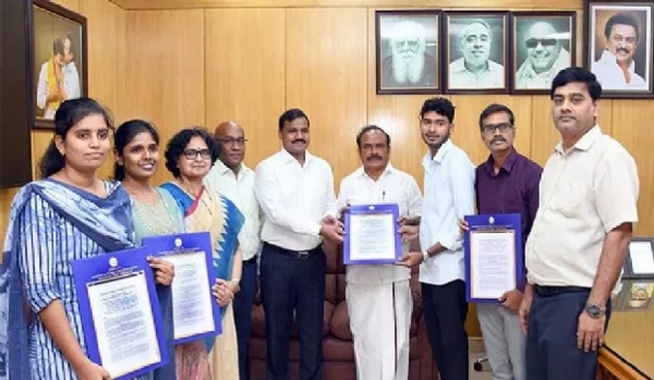 4 இளநிலை வேலைவாய்ப்பு அலுவலர்களுக்கு பணிநியமன ஆணைகளை அமைச்சர் சி.வி.கணேசன் இன்று வழங்கினார் 4 இளநிலை வேலைவாய்ப்பு அலுவலர்களுக்கு பணிநியமன ஆணைகளை அமைச்சர் சி.வி.கணேசன் இன்று வழங்கினார்