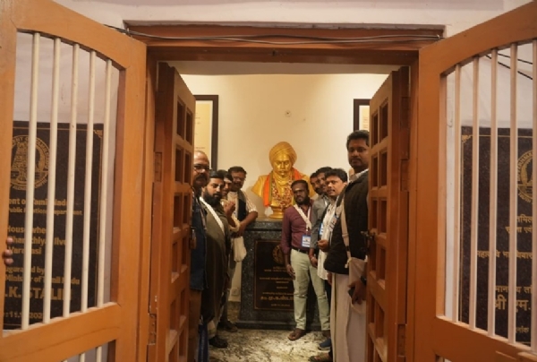 காசி தமிழ் சங்கமம் 4.0 - தமிழ் தொழில் வல்லுநர்கள் மற்றும் கைவினைஞர்களின் குழுவினர் இன்று கங்கையில் புனித நீராடினர் காசி தமிழ் சங்கமம் 4.0 - தமிழ் தொழில் வல்லுநர்கள் மற்றும் கைவினைஞர்களின் குழுவினர் இன்று கங்கையில் புனித நீராடினர்