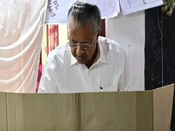கேரளாவில் உள்ளாட்சித் தேர்தல்  2ஆம் கட்ட வாக்குப்பதிவு தொடங்கியது - முதல்வர் பினராயி விஜயன் வாக்களித்தார்