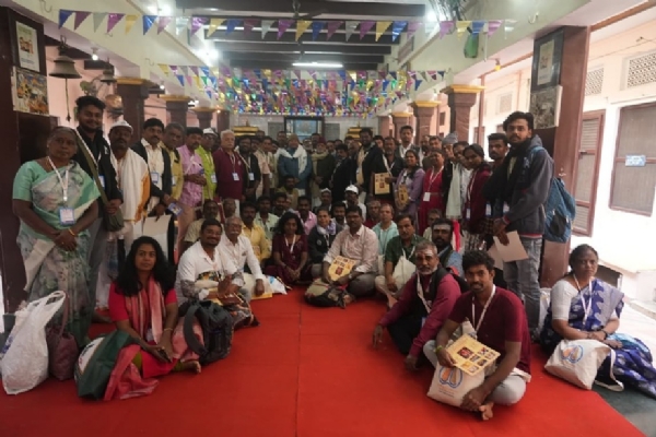 காசி தமிழ் சங்கமம் 4.0 - தமிழ் தொழில் வல்லுநர்கள் மற்றும் கைவினைஞர்களின் குழுவினர் இன்று கங்கையில் புனித நீராடினர் காசி தமிழ் சங்கமம் 4.0 - தமிழ் தொழில் வல்லுநர்கள் மற்றும் கைவினைஞர்களின் குழுவினர் இன்று கங்கையில் புனித நீராடினர்