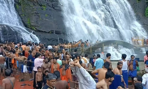 குற்றால அருவிகளில் குளிக்க குவியும் ஐயப்ப பக்தர்கள் குற்றால அருவிகளில் குளிக்க குவியும் ஐயப்ப பக்தர்கள்