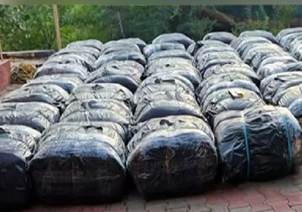 இலங்கைக்கு கடத்த முயன்ற ரூ.70 லட்சம் மதிப்புள்ள பீடி இலைகள் பறிமுதல் - தப்பியோடிய கடத்தல்காரர்களுக்கு போலீஸ் வலைவீச்சு இலங்கைக்கு கடத்த முயன்ற ரூ.70 லட்சம் மதிப்புள்ள பீடி இலைகள் பறிமுதல் - தப்பியோடிய கடத்தல்காரர்களுக்கு போலீஸ் வலைவீச்சு