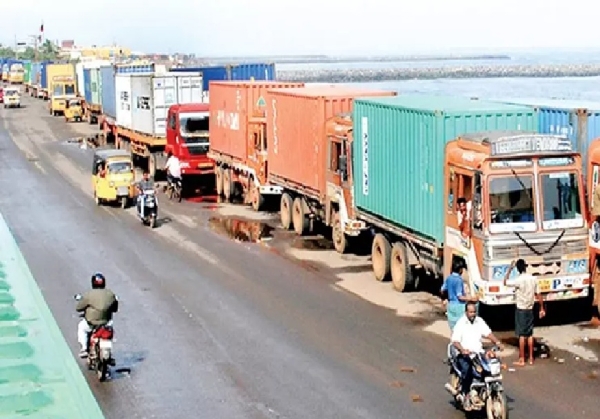 இன்று 4-வது நாளாக தொடரும் கண்டெய்னர் லாரிகள் வேலை நிறுத்த போராட்டம் இன்று 4-வது நாளாக தொடரும் கண்டெய்னர் லாரிகள் வேலை நிறுத்த போராட்டம்