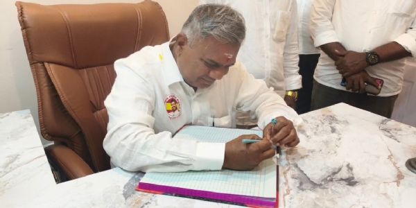 தமிழக வெற்றிக் கழகத்தின் செங்கல்பட்டு வடக்கு மாவட்ட தலைமை அலுவலகத்தை திறந்து வைத்தார் - தவெக பொதுசெயலாளர் புஸ்ஸி ஆனந்த்