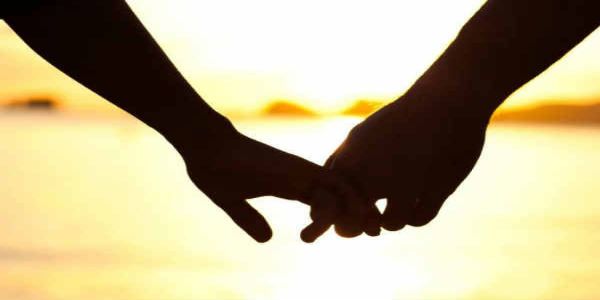 இரண்டு கணவர்களை தவிக்க விட்டு போலீசாருடன் ஓட்டம் பிடித்த பெண்