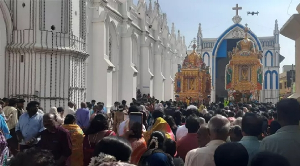 கன்னியாகுமரி தூய அலங்கார உபகார மாதா திருத்தலத்தில் 2 தங்கத்தேர் பவனி கன்னியாகுமரி தூய அலங்கார உபகார மாதா திருத்தலத்தில் 2 தங்கத்தேர் பவனி