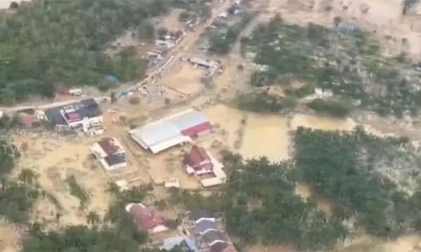 இந்தோனேசியா கனமழை, வெள்ளத்தால் 218 பேர் மாயம் - மீட்பு மற்றும் நிவாரண பணிகள் தீவிரம் இந்தோனேசியா கனமழை, வெள்ளத்தால் 218 பேர் மாயம் - மீட்பு மற்றும் நிவாரண பணிகள் தீவிரம்