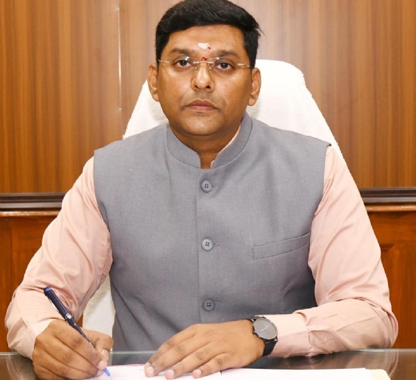 மதுரையில் 10 துணை வட்டாட்சியர்களுக்கு பதவி உயர்வு - மாவட்ட ஆட்சியர் உத்தரவு மதுரையில் 10 துணை வட்டாட்சியர்களுக்கு பதவி உயர்வு - மாவட்ட ஆட்சியர் உத்தரவு