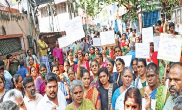 கோயிலை இடிப்பதற்கு எதிர்ப்பு தெரிவித்து பொதுமக்கள் தர்ணா போராட்டம் கோயிலை இடிப்பதற்கு எதிர்ப்பு தெரிவித்து பொதுமக்கள் தர்ணா போராட்டம்