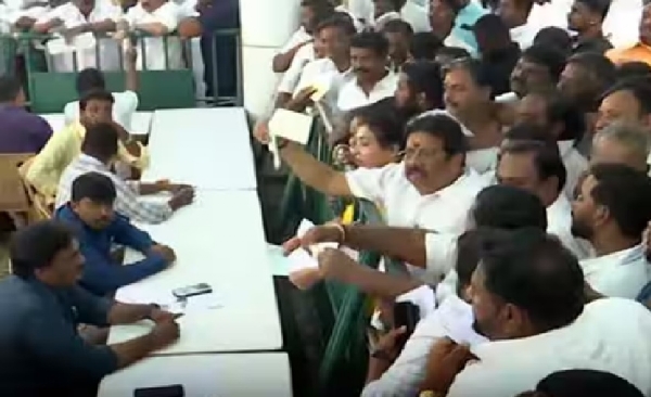 2026 சட்டமன்ற தேர்தல் - அதிமுகவில் விருப்ப மனு விநியோகம் தொடக்கம் 2026 சட்டமன்ற தேர்தல் - அதிமுகவில் விருப்ப மனு விநியோகம் தொடக்கம்