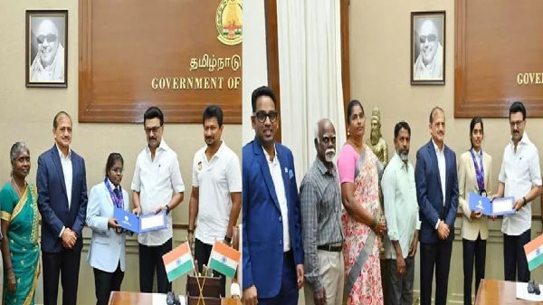 கேரம் உலகக் கோப்பை போட்டியில் பதக்கங்கள் வென்ற வீராங்கனைகளுக்கு ஊக்கத்தொகையை முதல்வர் ஸ்டாலின் இன்று வழங்கினார் கேரம் உலகக் கோப்பை போட்டியில் பதக்கங்கள் வென்ற வீராங்கனைகளுக்கு ஊக்கத்தொகையை முதல்வர் ஸ்டாலின் இன்று வழங்கினார்