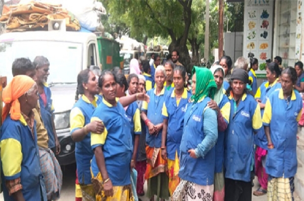 தூய்மை பணியாளர்கள் ஒப்பந்ததாரர் அலுவலகத்தை முற்றுகையிட்டு போராட்டம் தூய்மை பணியாளர்கள் ஒப்பந்ததாரர் அலுவலகத்தை முற்றுகையிட்டு போராட்டம்