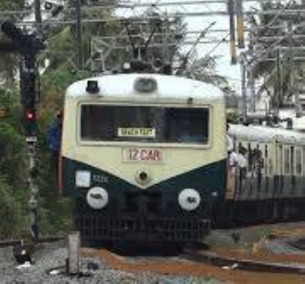 விரைவில் வேளச்சேரியில் இருந்து பரங்கிமலை வரையிலான 5 கிலோ மீட்டர் தூரத்தை மின்சார ரெயிலை இயக்கி சோதனை விரைவில் வேளச்சேரியில் இருந்து பரங்கிமலை வரையிலான 5 கிலோ மீட்டர் தூரத்தை மின்சார ரெயிலை இயக்கி சோதனை