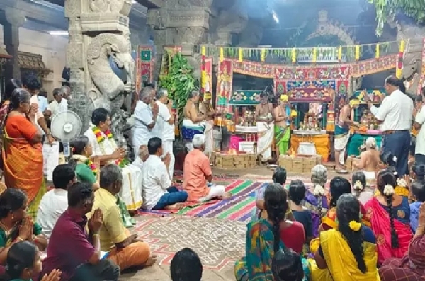 மார்கழி மாதப்பிறப்பை முன்னிட்டு சங்கரன்கோவில் சங்கர நாராயணர் கோவிலில் சிறப்பு வழிபாடு மார்கழி மாதப்பிறப்பை முன்னிட்டு சங்கரன்கோவில் சங்கர நாராயணர் கோவிலில் சிறப்பு வழிபாடு