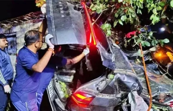 மரத்தின் மீது கார் மோதிய விபத்தில் 3 பேர் உயிரிழப்பு