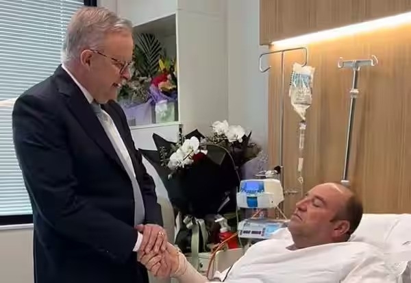 துப்பாக்கிச்சூடு நடத்திய பயங்கரவாதியை வெறும் கைகளில் மடக்கிய அல் அஹமது ஆஸ்திரேலியாவின் நாயகர் என அந்நாட்டு பிரதமர் பாராட்டு துப்பாக்கிச்சூடு நடத்திய பயங்கரவாதியை வெறும் கைகளில் மடக்கிய அல் அஹமது ஆஸ்திரேலியாவின் நாயகர் என அந்நாட்டு பிரதமர் பாராட்டு