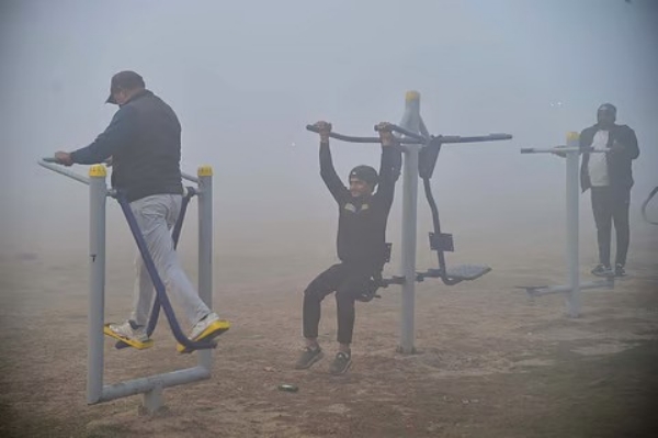 டெல்லியில் இன்று காலை சற்று முன்னேற்றம் அடைந்த காற்றின் தரம் டெல்லியில் இன்று காலை சற்று முன்னேற்றம் அடைந்த காற்றின் தரம்