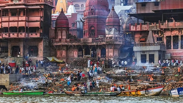 வாராணசியில் துறவி​களும், மடங்​களின் தலை​வர்​களும் கோயில்களுக்கு வரி விதிக்க கடும் எதிர்ப்பு