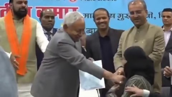 ஹிஜாப் விவகாரம் - நிதீஷ் குமாருக்கு எதிராக சமாஜவாதி கட்சி   காவல்துறையில் புகார்