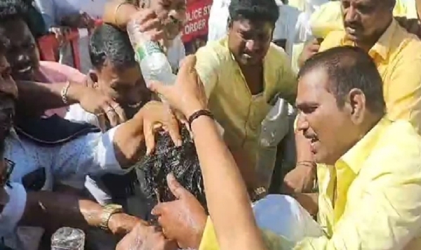 சாதி வாரி கணக்கெடுப்பு நடத்தக்கோரி பாமக சார்பில் இன்று நடைபெற்ற ஆர்ப்பாட்டத்தில் தீக்குளிக்க முயன்ற இளைஞரால் பரபரப்பு