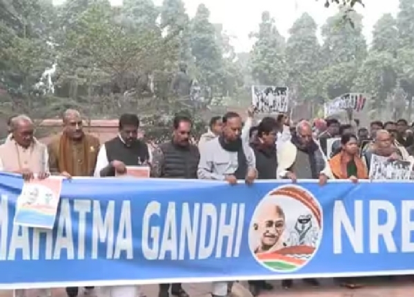 தேசிய ஊரக வேலைவாய்ப்பு திட்டத்தின் பெயர் மாற்றத்தைக் கண்டித்து எதிர்க்கட்சி எம்பி.,க்கள் பேரணி தேசிய ஊரக வேலைவாய்ப்பு திட்டத்தின் பெயர் மாற்றத்தைக் கண்டித்து எதிர்க்கட்சி எம்பி.,க்கள் பேரணி