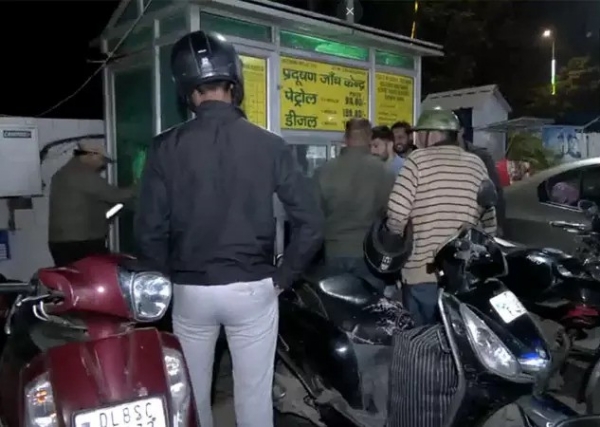 காற்று மாசை கட்டுப்படுத்த முக்கிய நடவடிக்கையாக வாகனங்களுக்கான மாசு கட்டுப்பாட்டு சான்றிதழ் கட்டாயம் - அதிரடி நடவடிக்கையில் இறங்கிய டெல்லி அரசு காற்று மாசை கட்டுப்படுத்த முக்கிய நடவடிக்கையாக வாகனங்களுக்கான மாசு கட்டுப்பாட்டு சான்றிதழ் கட்டாயம் - அதிரடி நடவடிக்கையில் இறங்கிய டெல்லி அரசு