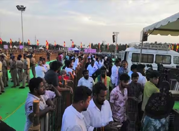 இன்று ஈரோட்டில் தவெக தலைவர் விஜய் மக்கள் சந்திப்பு நிகழ்ச்சி - அதிகாலை முதல் குவியும் தொண்டர்கள் இன்று ஈரோட்டில் தவெக தலைவர் விஜய் மக்கள் சந்திப்பு நிகழ்ச்சி - அதிகாலை முதல் குவியும் தொண்டர்கள்