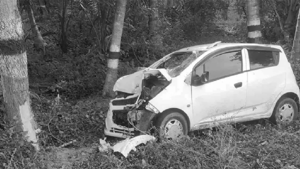 சாலையோர மரத்தில் கார் மோதி விபத்து - அதிஷ்டவசமாக உயிர்தப்பிய பயணிகள் சாலையோர மரத்தில் கார் மோதி விபத்து - அதிஷ்டவசமாக உயிர்தப்பிய பயணிகள்