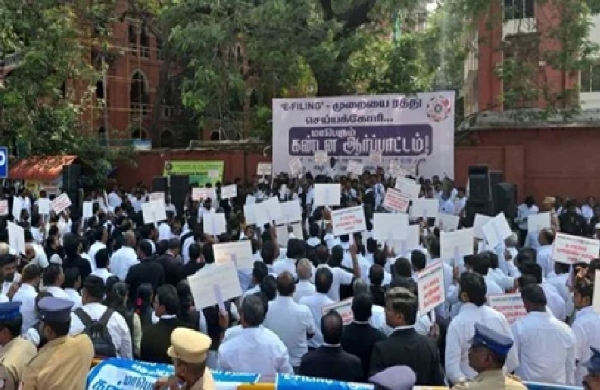 சென்னை உயர்நீதிமன்றத்தில் வழக்கறிஞர்கள் ஆர்ப்பாட்டம்