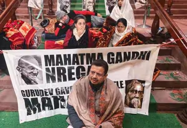 100 நாள் வேலை திட்ட மசோதாவுக்கு எதிர்ப்பு தெரிவித்து பார்லி வளாகத்தில் திரிணமுல் எம்பிக்கள் நள்ளிரவு முழுதும் தர்ணா