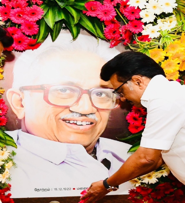 பேராசிரியர் க.அன்பழகன் படத்துக்கு மலர்தூவி முதல்வர் ஸ்டாலின் மரியாதை