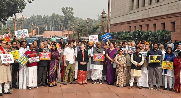 எஸ்.ஐ.ஆருக்கு எதிர்ப்பு தெரிவித்து நாடாளுமன்றத்தில் எதிர்க்கட்சிகள் போராட்டம் எஸ்.ஐ.ஆருக்கு எதிர்ப்பு தெரிவித்து நாடாளுமன்றத்தில் எதிர்க்கட்சிகள் போராட்டம்