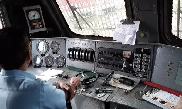 டெல்லியில் இன்று காலை 10 மணி தொடங்கி அடுத்த 48 மணி நேரத்திற்கு பல்வேறு கோரிக்கைகளை வலியுறுத்தி ரெயில் என்ஜின் டிரைவர்கள் உண்ணாவிரதம் அறிவிப்பு டெல்லியில் இன்று காலை 10 மணி தொடங்கி அடுத்த 48 மணி நேரத்திற்கு பல்வேறு கோரிக்கைகளை வலியுறுத்தி ரெயில் என்ஜின் டிரைவர்கள் உண்ணாவிரதம் அறிவிப்பு