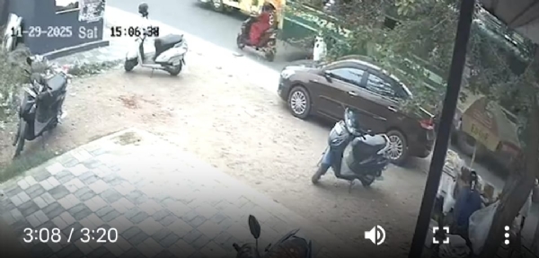 The news in English is: A 25-year-old woman died on the spot after being hit by a government bus in Coimbatore. The news in English is: A 25-year-old woman died on the spot after being hit by a government bus in Coimbatore.