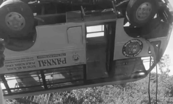 திண்டுக்கல்லில் பள்ளி வேன் கவிழ்ந்த விபத்தில் 8 மாணவர்கள் படுகாயம் திண்டுக்கல்லில் பள்ளி வேன் கவிழ்ந்த விபத்தில் 8 மாணவர்கள் படுகாயம்