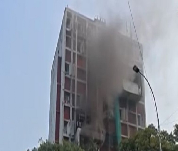 சென்னை அண்ணா சாலை பி.எஸ்.என்.எல் அலுவலகத்தில் திடீர் தீ விபத்து சென்னை அண்ணா சாலை பி.எஸ்.என்.எல் அலுவலகத்தில் திடீர் தீ விபத்து