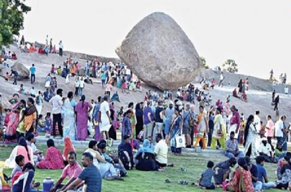 வார விடுமுறையை முன்னிட்டு மாமல்லபுரத்தில் சுற்றுலா பயணிகள் கூட்டம் அதிகரிப்பு