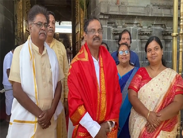 இஸ்ரோ தலைவர் நாராயணன் திருப்பதியில் வழிபாடு