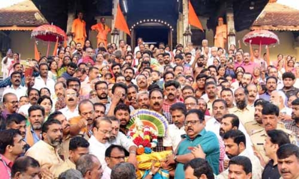 தங்க அங்கி ஊர்வலம்