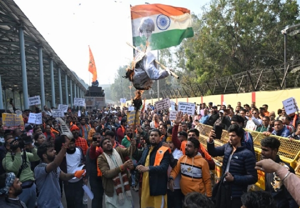 வங்கதேச தூதரகங்களுக்கு வெளியே இந்து அமைப்பினர் போராட்டம்