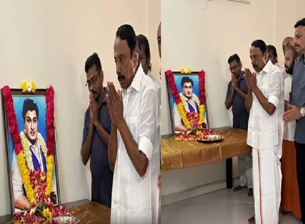 எம்.ஜி.ஆர். படத்திற்கு மாலை அணிவித்து தவெக நிர்வாக ஒருங்கிணைப்புக் குழு தலைவர் செங்கோட்டையன் மரியாதை