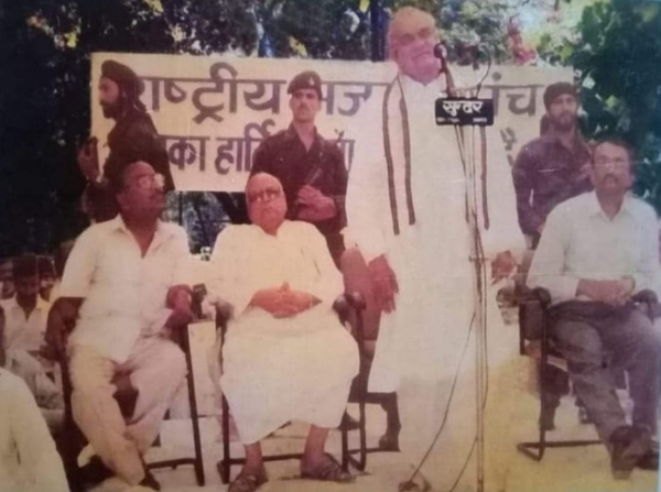 ஒரு காதால் வானொலியைக் கேளுங்கள், மறு காதால் எனது உரையைக் கேளுங்கள் - அடல் ஜி