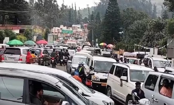 ஊட்டியில் குவியும் சுற்றுலா பயணிகளால் போக்குவரத்து நெரிசல்