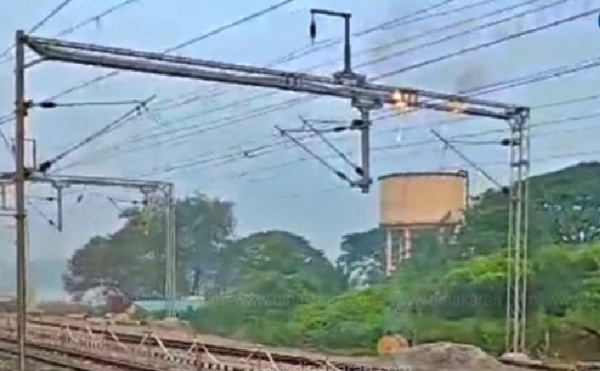 அரக்கோணம் ரயில் நிலைய உயரழுத்த மின்கம்பத்தில் திடீர் தீ விபத்து - ரயில்கள் தாமதமானதால் பயணிகள் அவதி
