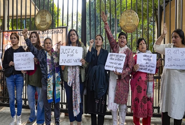 உன்னாவ் வழக்கில் குல்தீப் செங்காருக்கு ஜாமீன் - டெல்லி உயர்நீதிமன்றம் முன்பு போராட்டம்