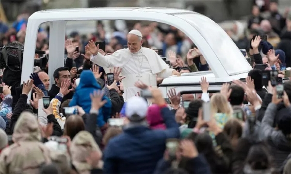 தேவைப்படுபவர்களுக்கு உதவ மறுப்பது கடவுளையே நிராகரிப்பதற்குச் சமம் - கிறிஸ்துமஸ் உரையில் போப் ஆண்டவர் லியோ