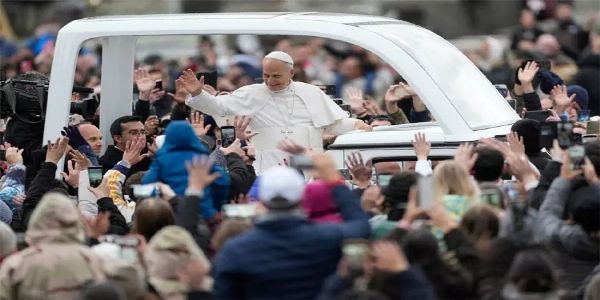 தேவைப்படுபவர்களுக்கு உதவ மறுப்பது கடவுளையே நிராகரிப்பதற்குச் சமம் - கிறிஸ்துமஸ் உரையில் போப் ஆண்டவர் லியோ