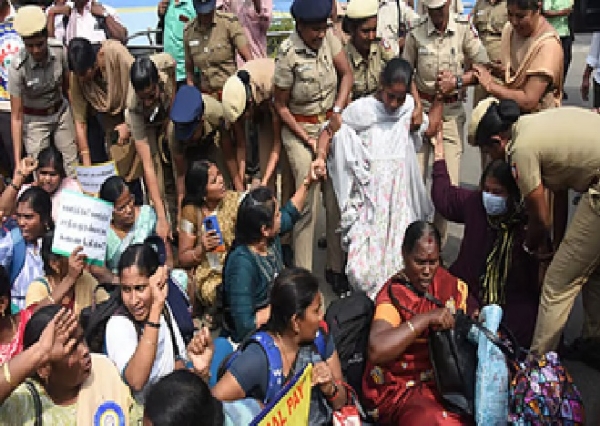 சென்னையில் போராட்டத்தில் ஈடுபட்ட இடைநிலை ஆசிரியர்கள் கைது