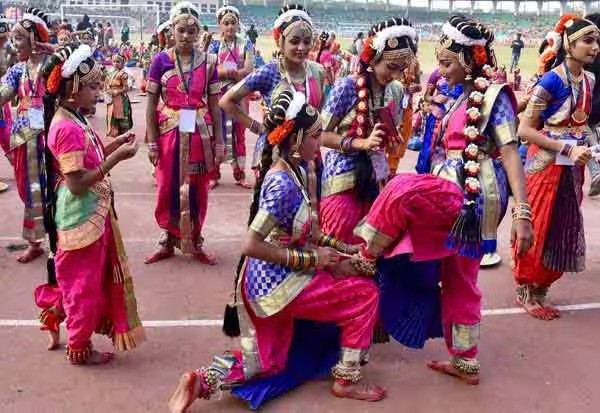 கின்னஸ் சாதனையில் இடம் பிடித்த தெலங்கானா மாநிலத்தில் 5 ஆயிரம் பேர் பங்கேற்று நிகழ்த்திய குச்சிப்புடி நிகழ்ச்சி