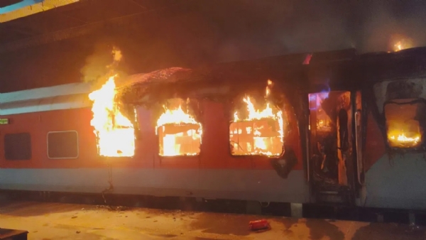 நள்ளிரவில் திடீரென தீப்பிடித்து எரிந்த ரயில்.. ஒருவர் பரிதாப பலி.. பரபரப்பு சம்பவம்!